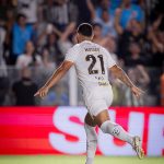 Em Derby tenso, Corinthians resiste com dois a menos e empata com o líder Palmeiras