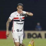 Corinthians tem expulsão, mas vence o Vasco e deixa a zona de rebaixamento