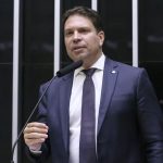 Em Derby tenso, Corinthians resiste com dois a menos e empata com o líder Palmeiras