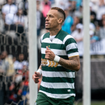 Com três gols de Arthur Cabral, Botafogo vence o Corinthians e empurra timão de volta para o Z-4