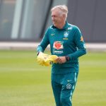 México estreia com vitória no Azteca em abertura com recorde de expulsões